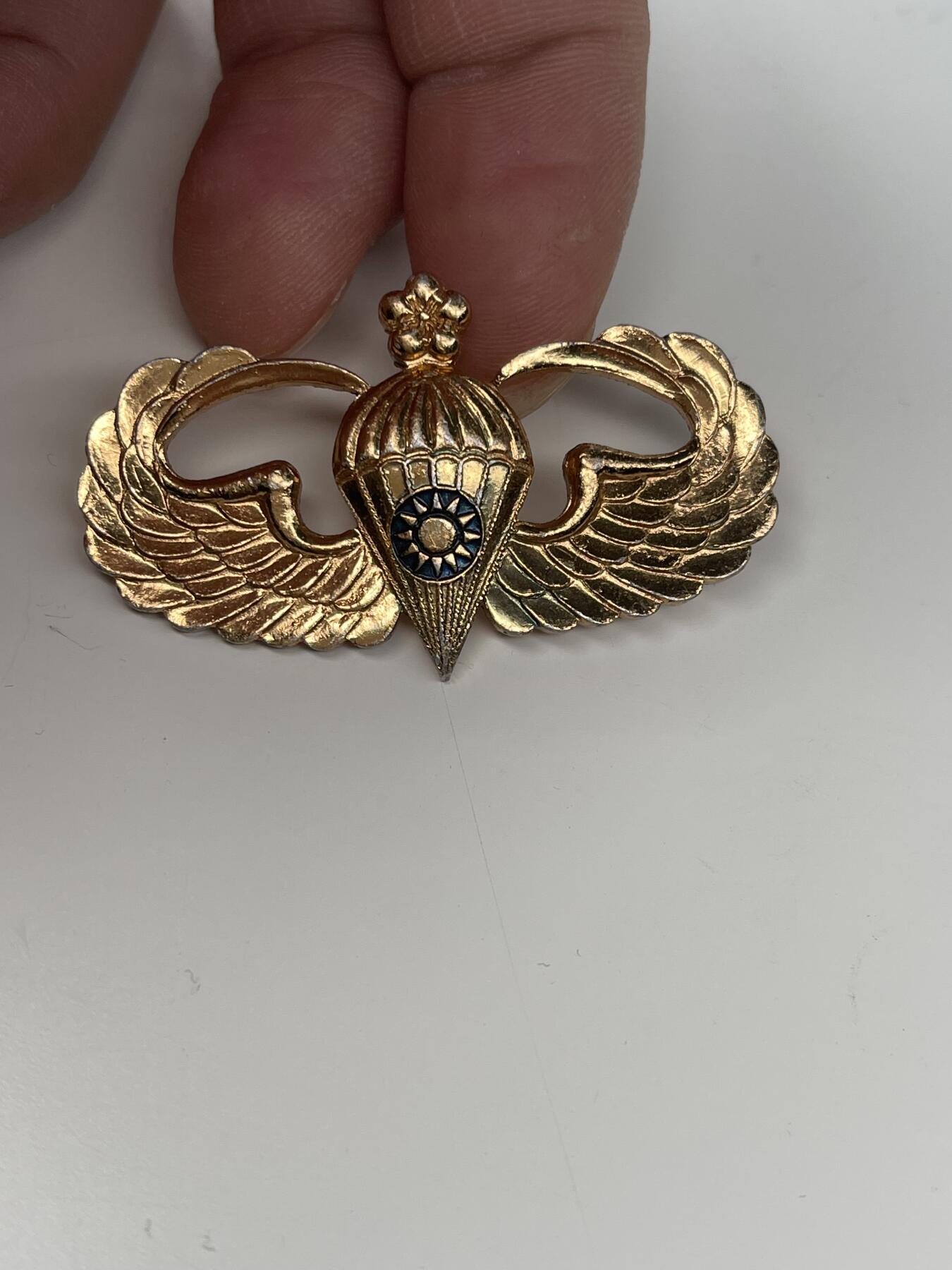 新时代收藏徽章红藏拍卖(第二十八场)  徽章纸品证书杂项 60年代早期到台国军铝制跳伞章