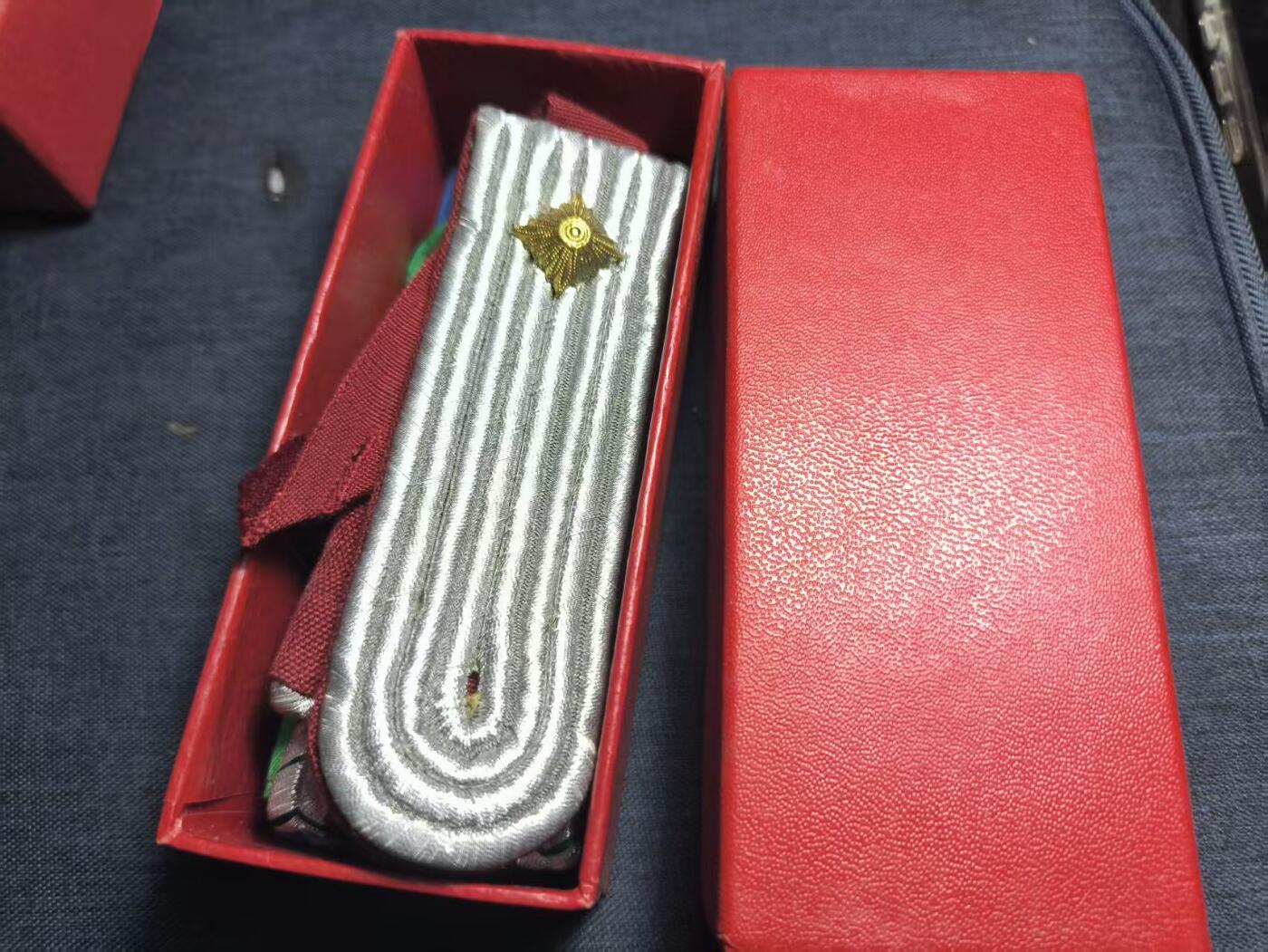 罗岚⭐爱藏⭐精品专拍第七场-分享拍场赚佣（周六有群拍，详细看简介） 民主德国人民军、边防警察定制肩章盒一套  国家安全部（史塔西）少尉 边防准尉警察肩章