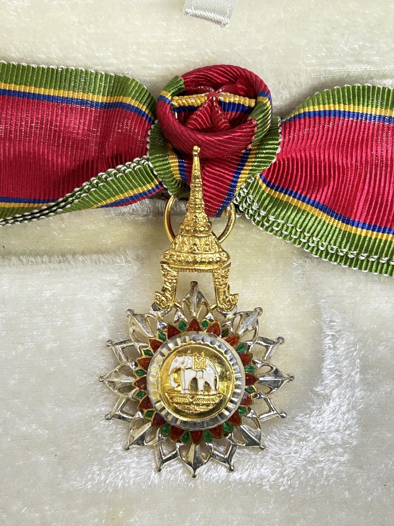 西秦中古拍卖第六十五期 泰国军官级白象勋章 银制 女性版 带原盒