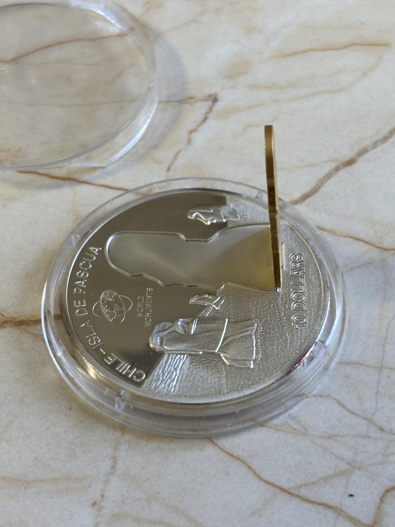 第181期拍卖 获奖库克2007年奇观系列复活节岛巨石像立体银币，999银，1盎司，发行量5000枚，世界上最美的25种钱币第三名，塑料盒有破