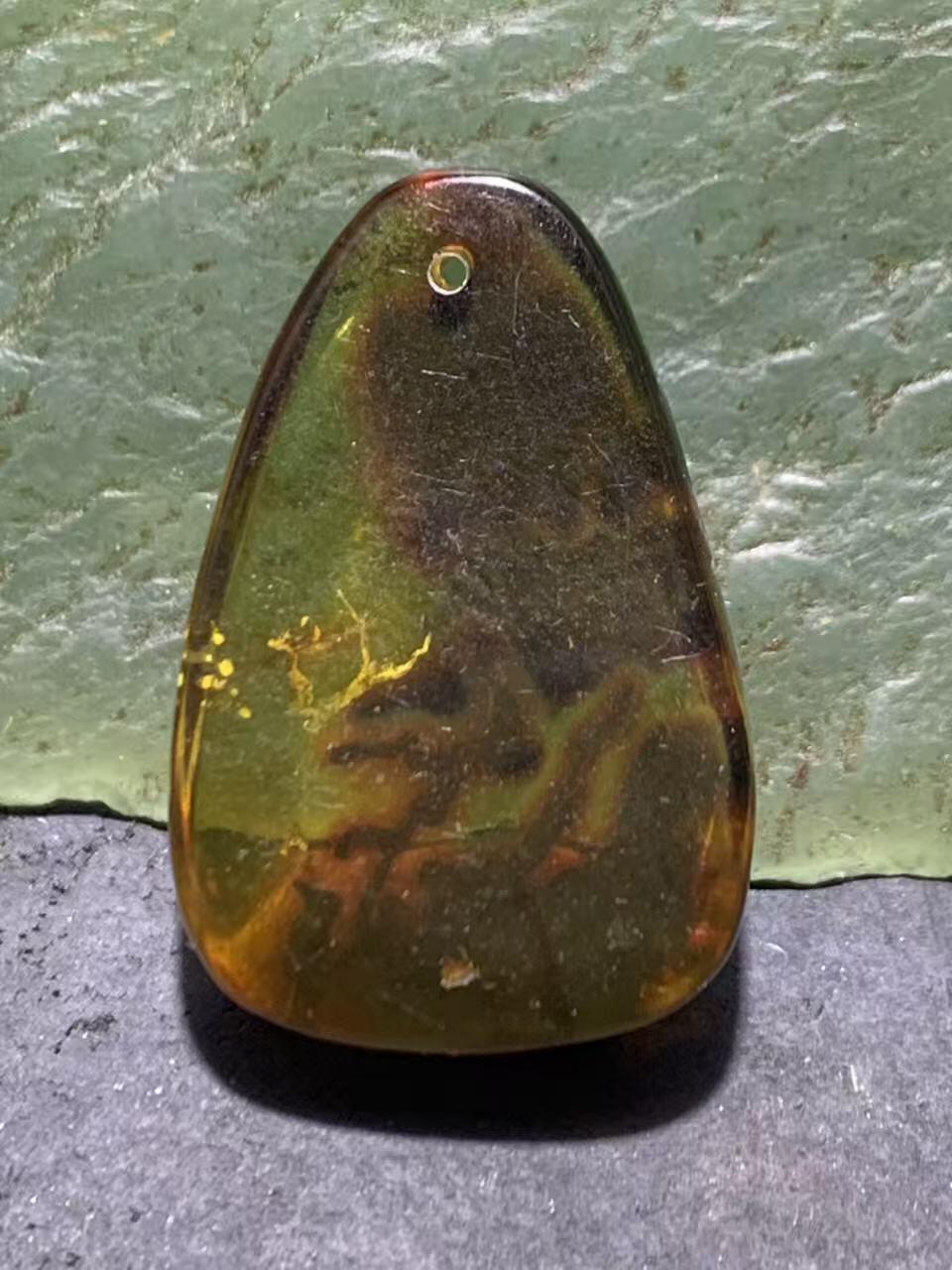 乌克兰蜜蜡随形通货吊坠一个，