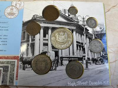 第181期拍卖 - 册装新西兰 1934-1983年 8枚精装套币 含2枚纪念银币，大银币含银925，重28.28克，1935年的含500银，5.65克，银价差不多340