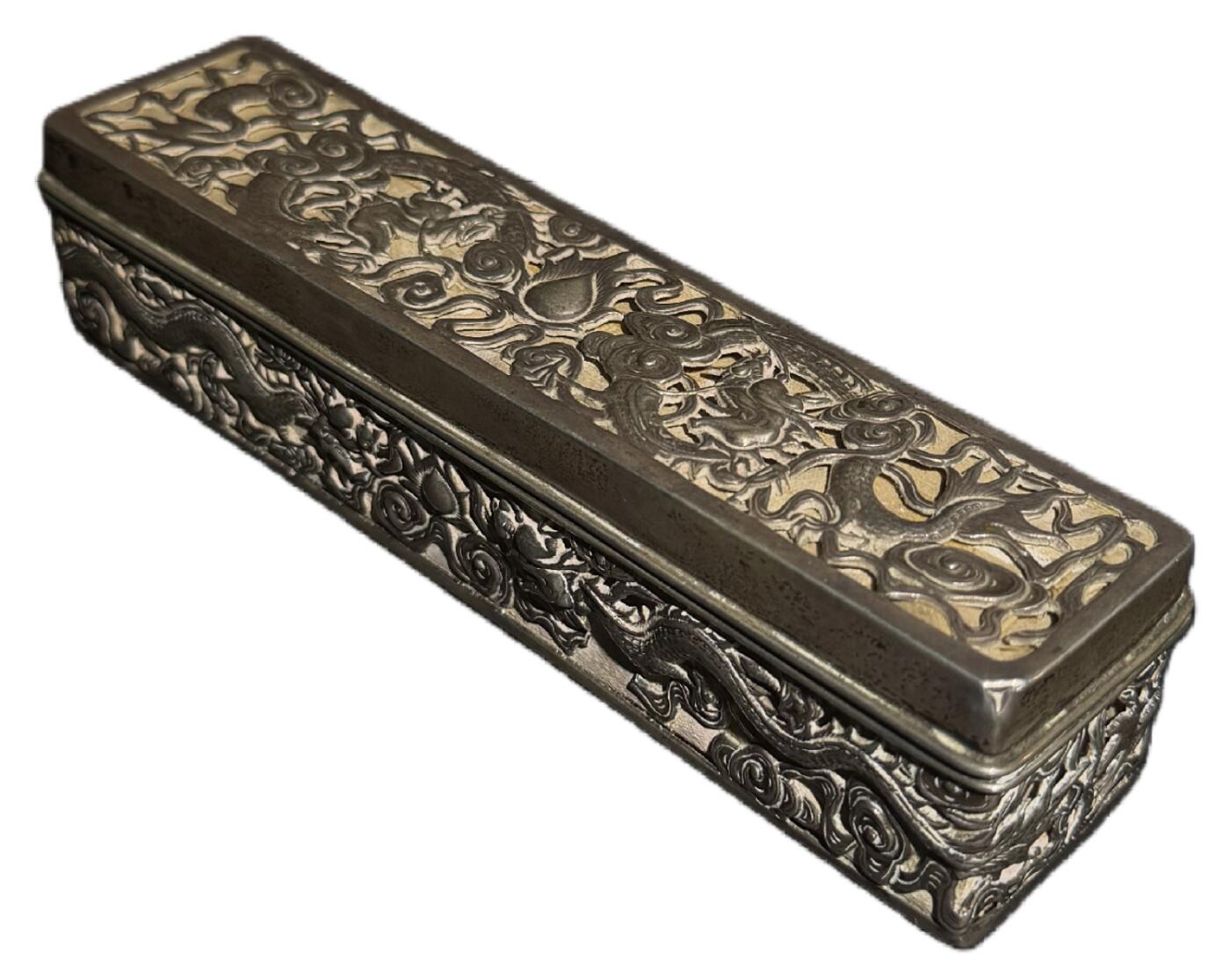 中新泰星2025年秋拍 钱币纪念章专场 清代十三行镂空高浮雕龙纹银盒一件