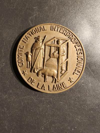 老王徽章第163期 13-15日三场连拍 16日统一发货  13、14日结束后可寄存 -  法国全国羊毛跨行业委员会大铜章     直径46mm.    重量42.5g