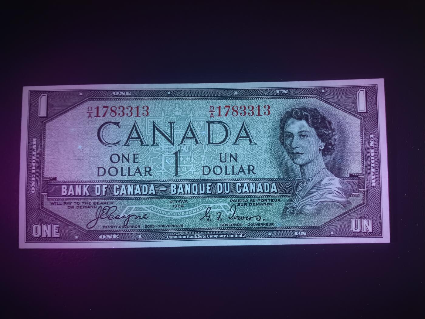 2025十一月第四期，总202期 加拿大1954版1元“魔鬼脸”版本首签UNC-有挤纸，因新发行纸币的女王发型可以看出来一个魔鬼向下看的脸而被舆论攻击，从而紧急改版，导致此版本稀少