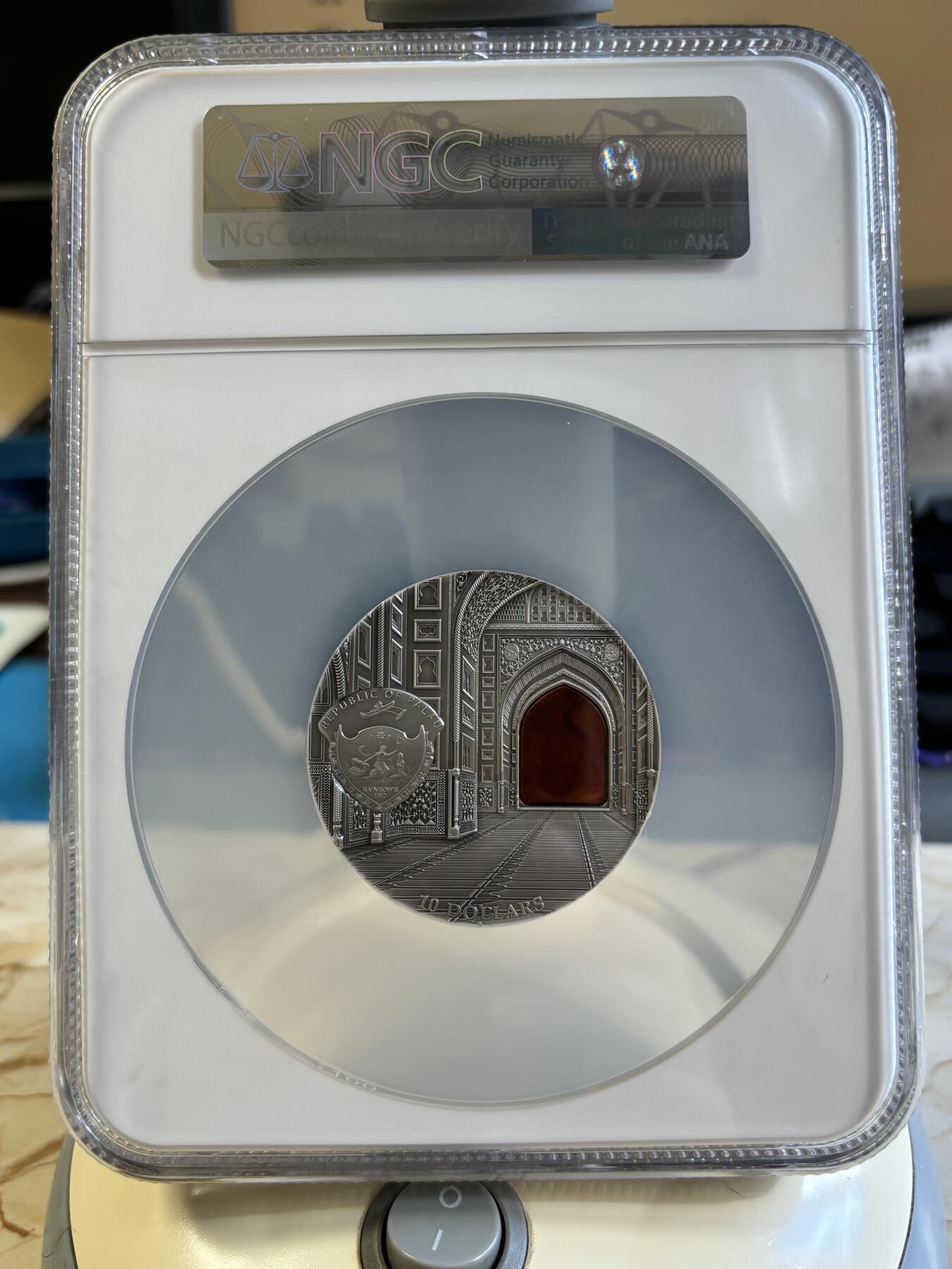 第181期拍卖 帕劳 2012年 琥珀屋第四组-克林姆林宫镶琥珀仿古银币 NGC-MS70带原证书，2盎司，999银，发行999枚