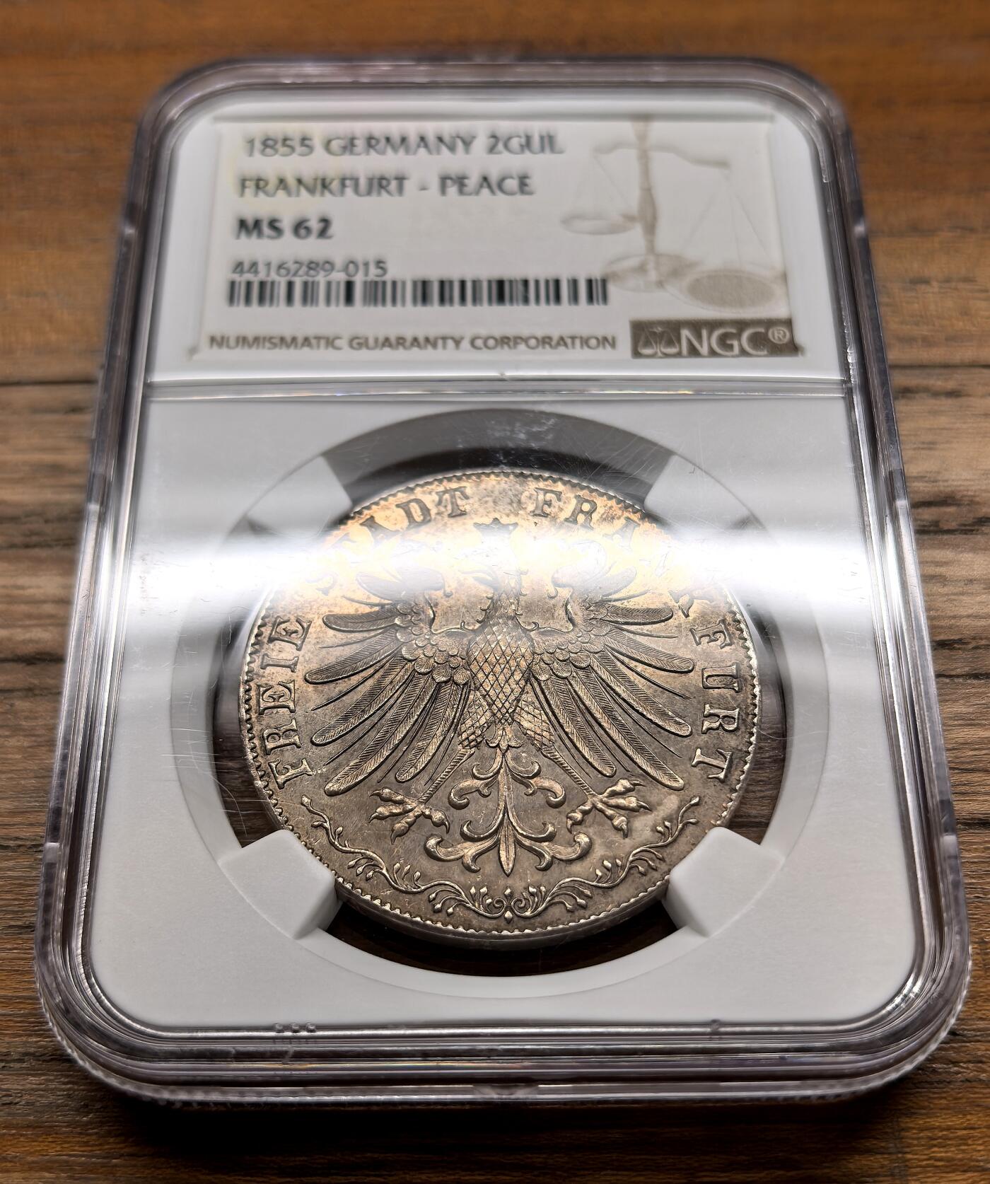 泉海漫舟·凡希社世界钱币微拍第三百十四期 1855德国法兰克福自由市信仰自由纪念2盾大银NGC-MS62，通体浅金淡彩，相当养眼的一枚！