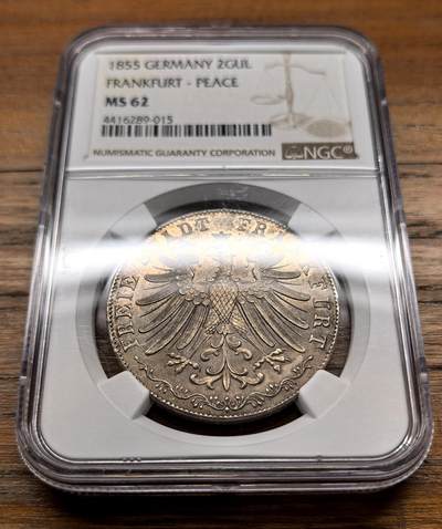 泉海漫舟·凡希社世界钱币微拍第三百十四期 - 1855德国法兰克福自由市信仰自由纪念2盾大银NGC-MS62，通体浅金淡彩，相当养眼的一枚！