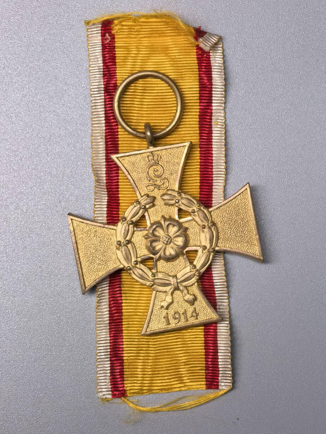 小驴勋章奖章收藏11月15日周六晚五点拍卖（珍爱和平，收藏战争，铭记历史，勿忘国耻，忠党爱国。有偿代拍，送拍规则在简介最后，参拍须阅读规则后再参拍，关系到运费包装发货时效真假辨别等关键信息，拍卖时不再发原图，看大图店主微信码在拍卖店铺介绍里） 利伯亲王国二级战功十字，好品