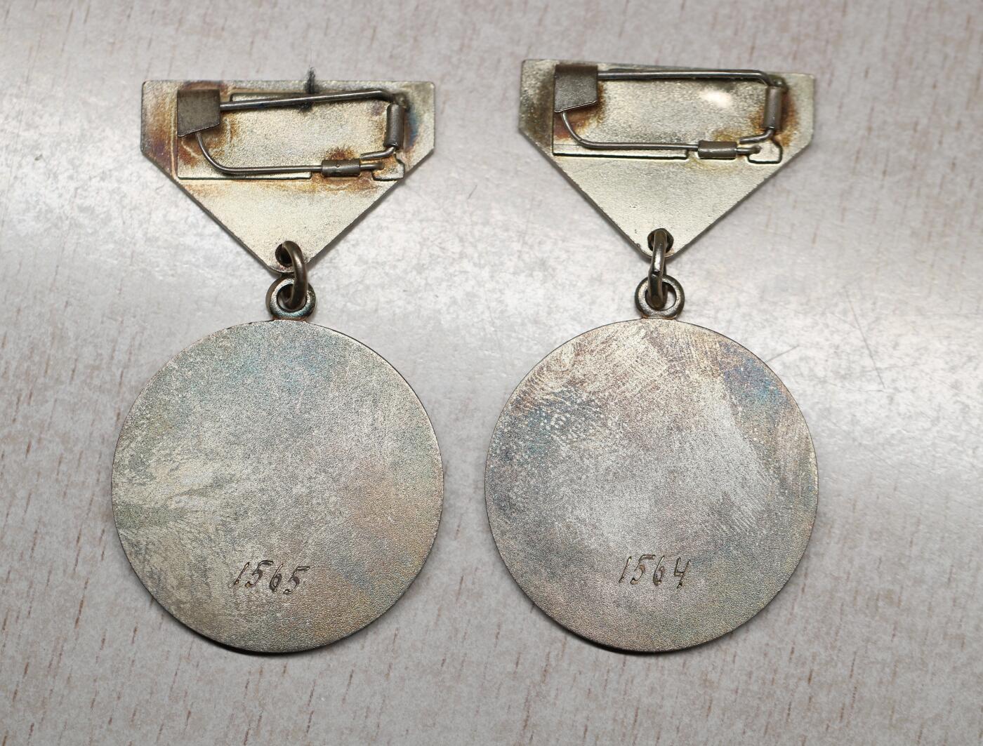 大猫徽章拍卖 第282期 蒙古 维护社会秩序有功奖章联号一对