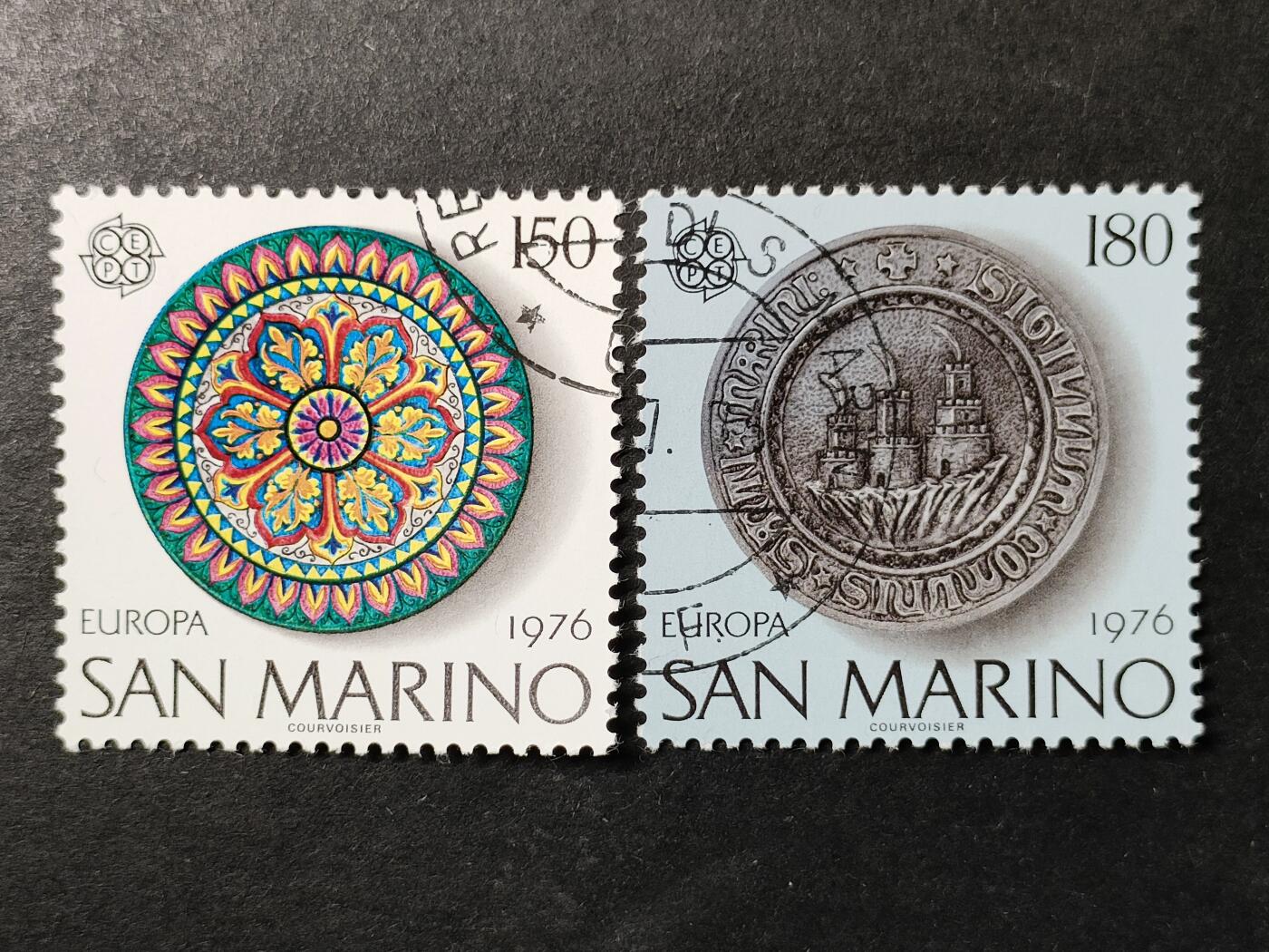 嘉禾收藏    【第378期】            无佣金、可寄存、满30元包邮 圣马力诺邮票，1976年工艺美术·陶瓷装饰盘和带有圣马力诺纹章的银盘邮票2全