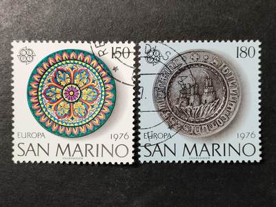 嘉禾收藏    【第378期】            无佣金、可寄存、满30元包邮 - 圣马力诺邮票，1976年工艺美术·陶瓷装饰盘和带有圣马力诺纹章的银盘邮票2全