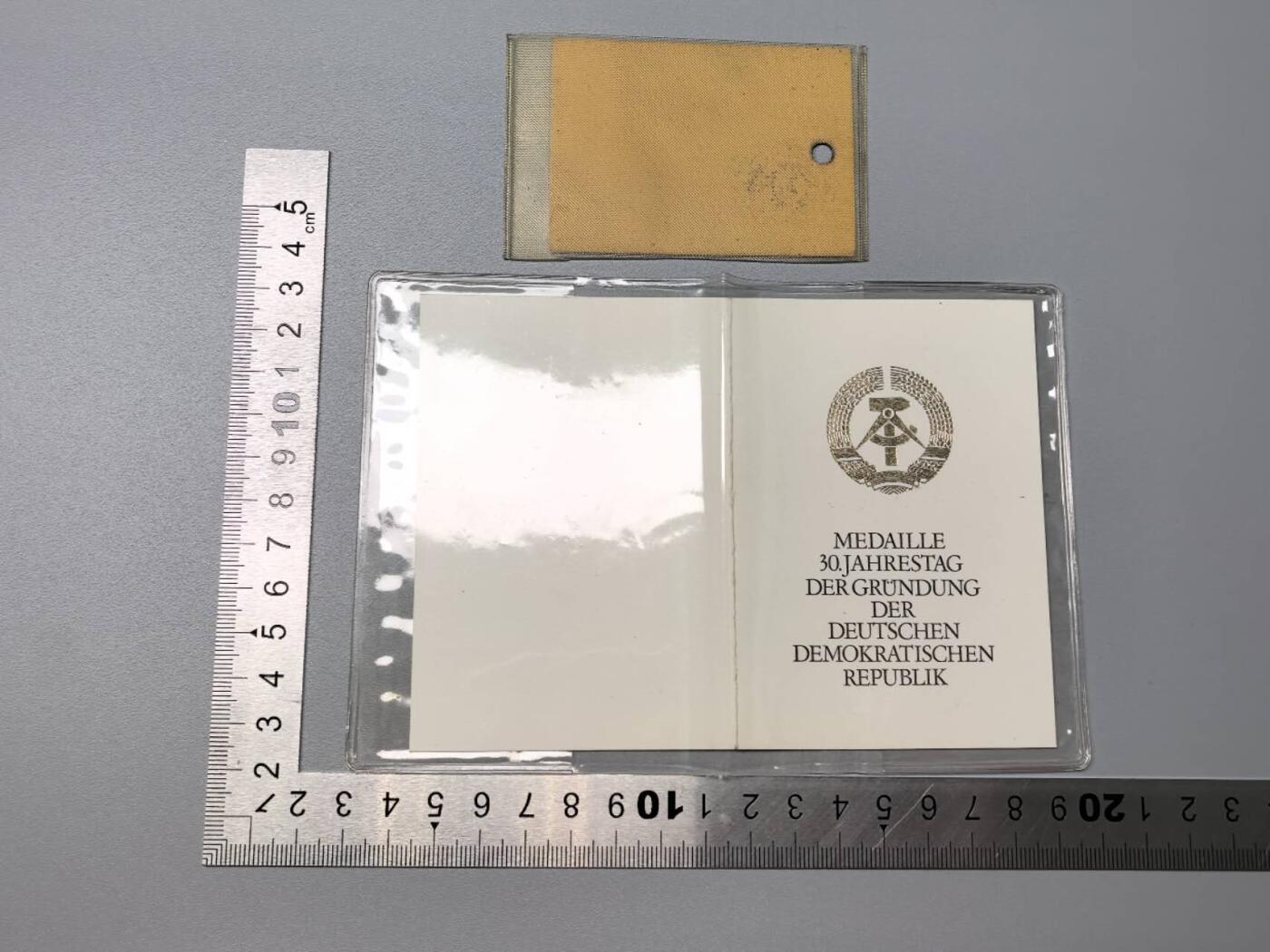 小驴勋章奖章收藏11月15日周六晚五点拍卖（珍爱和平，收藏战争，铭记历史，勿忘国耻，忠党爱国。有偿代拍，送拍规则在简介最后，参拍须阅读规则后再参拍，关系到运费包装发货时效真假辨别等关键信息，拍卖时不再发原图，看大图店主微信码在拍卖店铺介绍里） 东德建国30周年证书