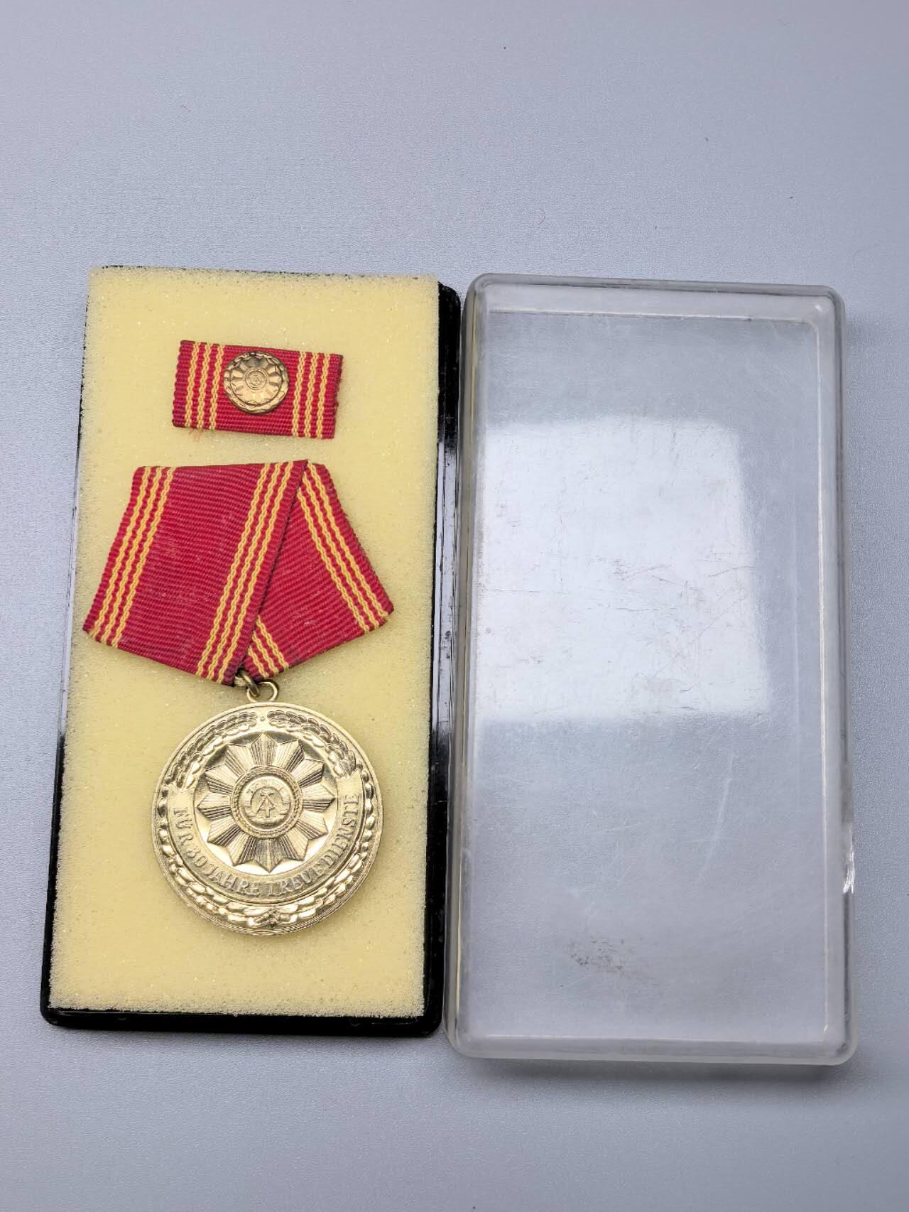 小驴勋章奖章收藏11月15日周六晚五点拍卖（珍爱和平，收藏战争，铭记历史，勿忘国耻，忠党爱国。有偿代拍，送拍规则在简介最后，参拍须阅读规则后再参拍，关系到运费包装发货时效真假辨别等关键信息，拍卖时不再发原图，看大图店主微信码在拍卖店铺介绍里）