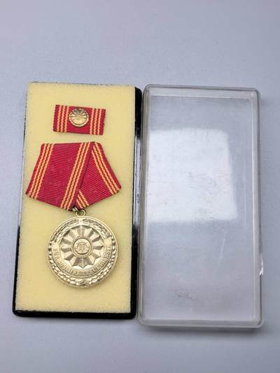 小驴勋章奖章收藏11月15日周六晚五点拍卖（珍爱和平，收藏战争，铭记历史，勿忘国耻，忠党爱国。有偿代拍，送拍规则在简介最后，参拍须阅读规则后再参拍，关系到运费包装发货时效真假辨别等关键信息，拍卖时不再发原图，看大图店主微信码在拍卖店铺介绍里） - 东德内政部服役30年奖章