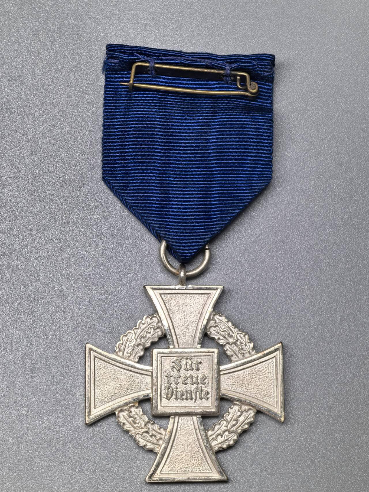 小驴勋章奖章收藏11月15日周六晚五点拍卖（珍爱和平，收藏战争，铭记历史，勿忘国耻，忠党爱国。有偿代拍，送拍规则在简介最后，参拍须阅读规则后再参拍，关系到运费包装发货时效真假辨别等关键信息，拍卖时不再发原图，看大图店主微信码在拍卖店铺介绍里）