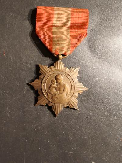 老王徽章第163期 13-15日三场连拍 16日统一发货  13、14日结束后可寄存 -  法国金级母亲奖章