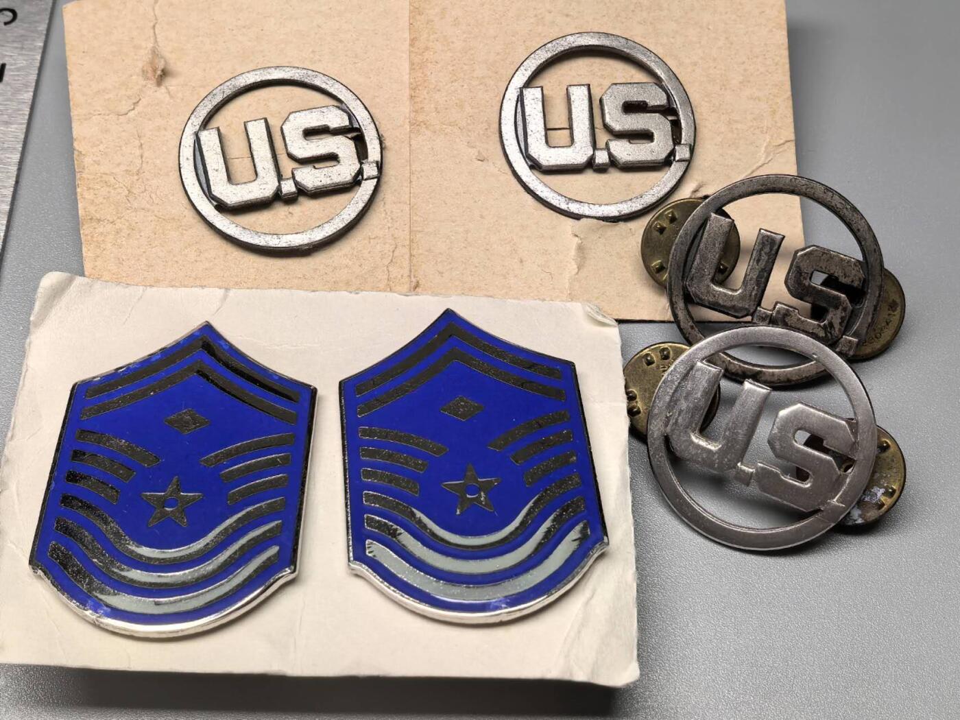 小驴勋章奖章收藏11月15日周六晚五点拍卖（珍爱和平，收藏战争，铭记历史，勿忘国耻，忠党爱国。有偿代拍，送拍规则在简介最后，参拍须阅读规则后再参拍，关系到运费包装发货时效真假辨别等关键信息，拍卖时不再发原图，看大图店主微信码在拍卖店铺介绍里） 美军领章一组，蝴蝶扣有厂标