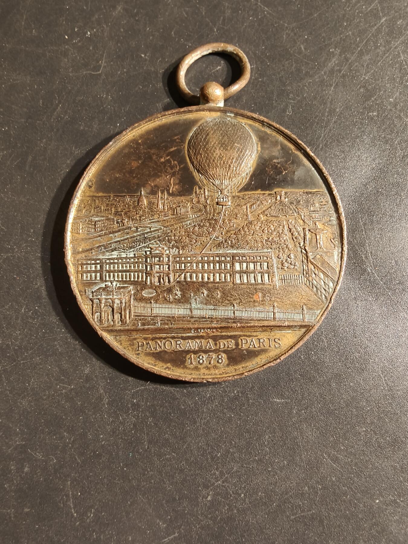 老王徽章第163期 13-15日三场连拍 16日统一发货  13、14日结束后可寄存 法国1876年巴黎全景大尺寸铜奖章     纪念亨利·吉法德先生的系留蒸汽气球升空      直径50mm.    重量51.2g