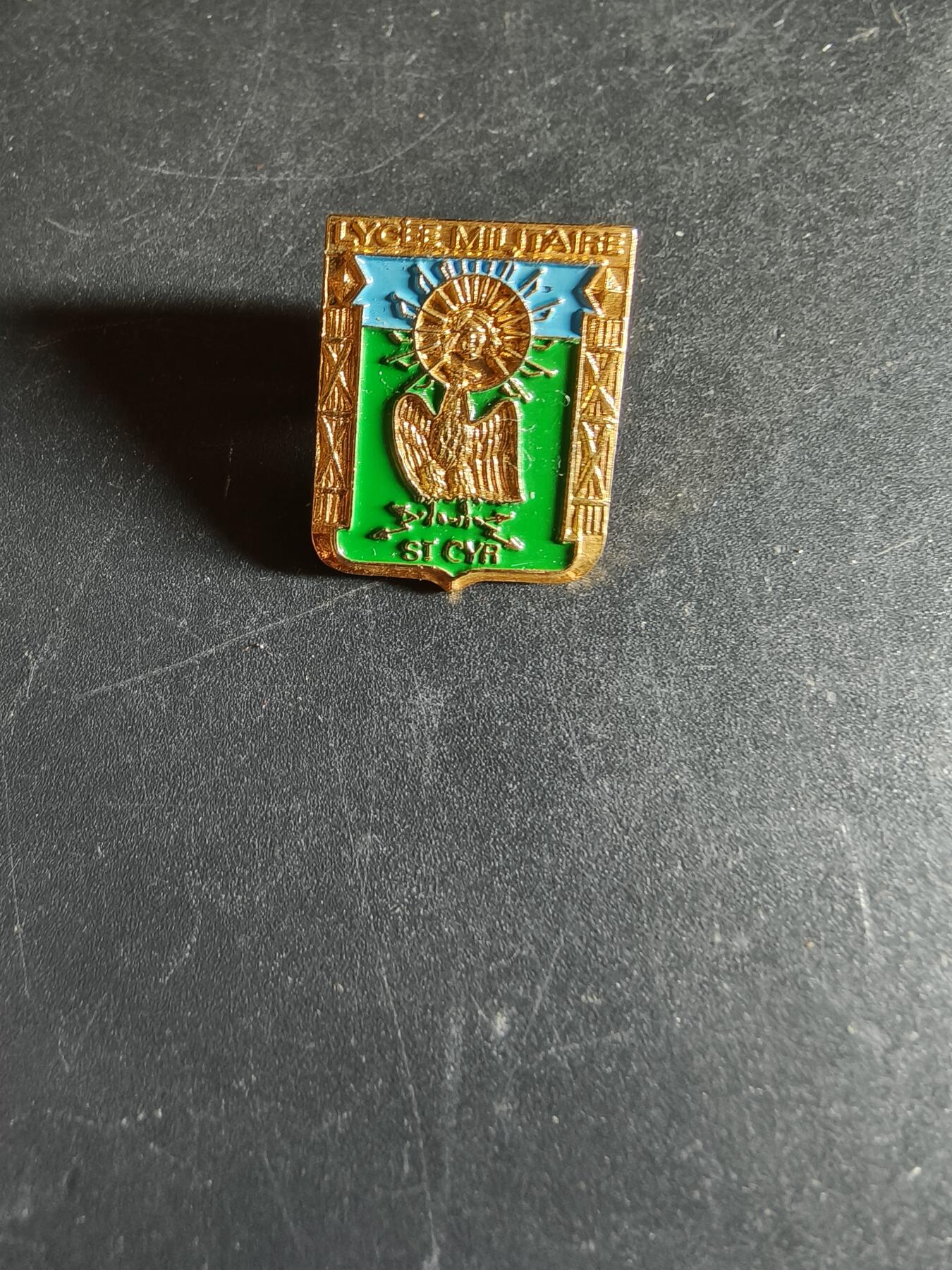 老王徽章第163期 13-15日三场连拍 16日统一发货  13、14日结束后可寄存  法国圣西尔军事高中徽章      该校是法国国防部下属的六所国防高中之一，位于法国伊夫林省的圣西尔学校。 