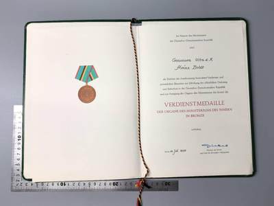 小驴勋章奖章收藏11月15日周六晚五点拍卖（珍爱和平，收藏战争，铭记历史，勿忘国耻，忠党爱国。有偿代拍，送拍规则在简介最后，参拍须阅读规则后再参拍，关系到运费包装发货时效真假辨别等关键信息，拍卖时不再发原图，看大图店主微信码在拍卖店铺介绍里） - 东德铜级内务部功绩证书