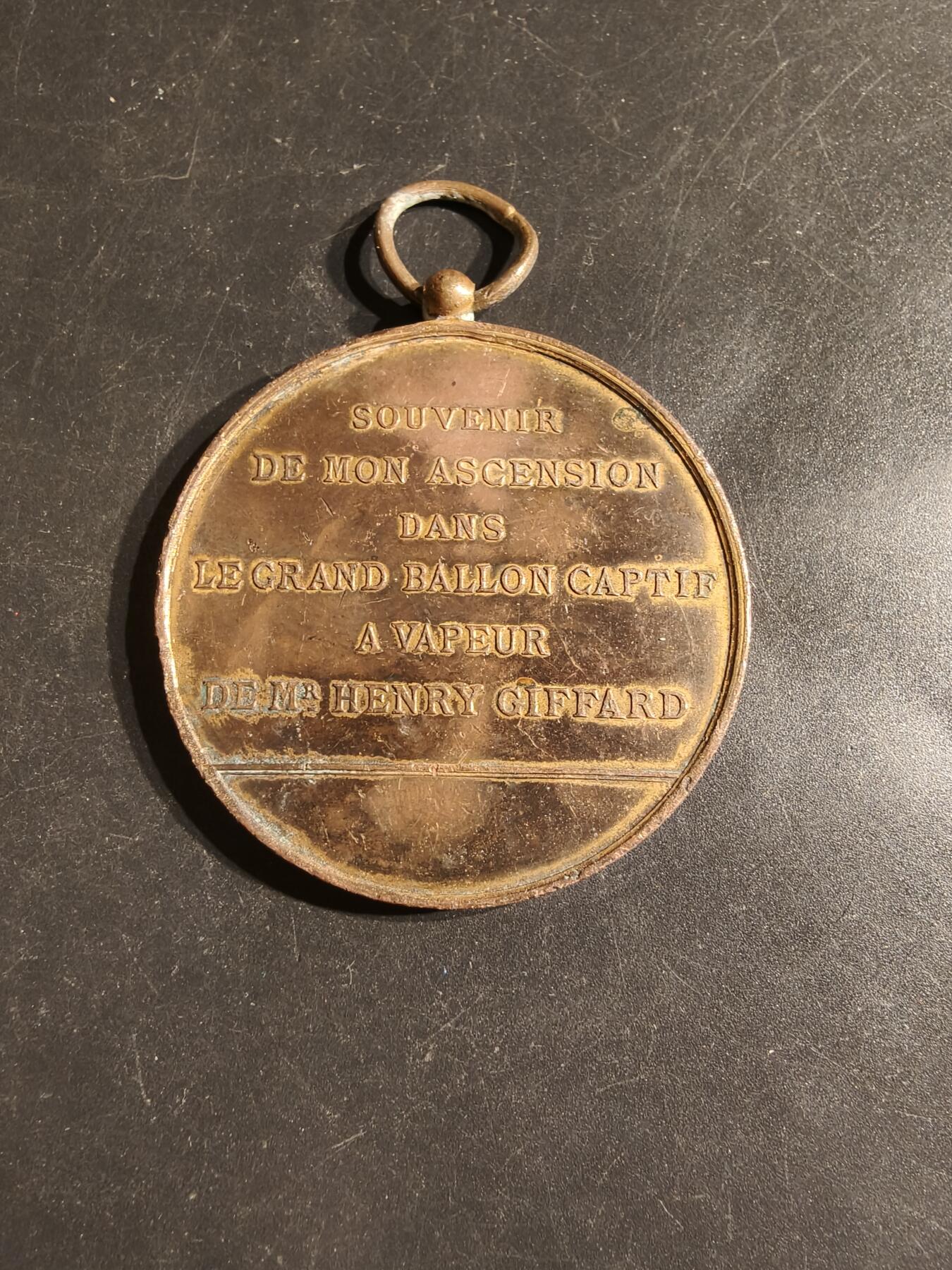 老王徽章第163期 13-15日三场连拍 16日统一发货  13、14日结束后可寄存 法国1876年巴黎全景大尺寸铜奖章     纪念亨利·吉法德先生的系留蒸汽气球升空      直径50mm.    重量51.2g