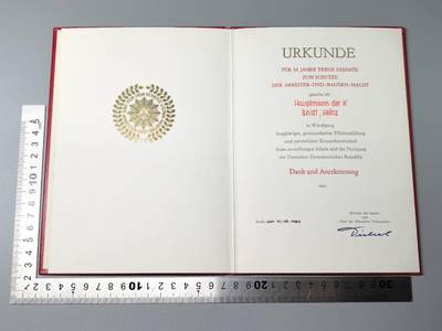 小驴勋章奖章收藏11月15日周六晚五点拍卖（珍爱和平，收藏战争，铭记历史，勿忘国耻，忠党爱国。有偿代拍，送拍规则在简介最后，参拍须阅读规则后再参拍，关系到运费包装发货时效真假辨别等关键信息，拍卖时不再发原图，看大图店主微信码在拍卖店铺介绍里） - 东德35年服务证书