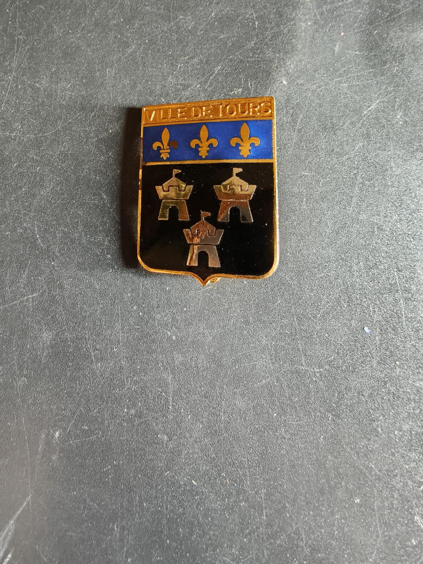 老王徽章第163期 13-15日三场连拍 16日统一发货  13、14日结束后可寄存 法国图尔市城市徽章 