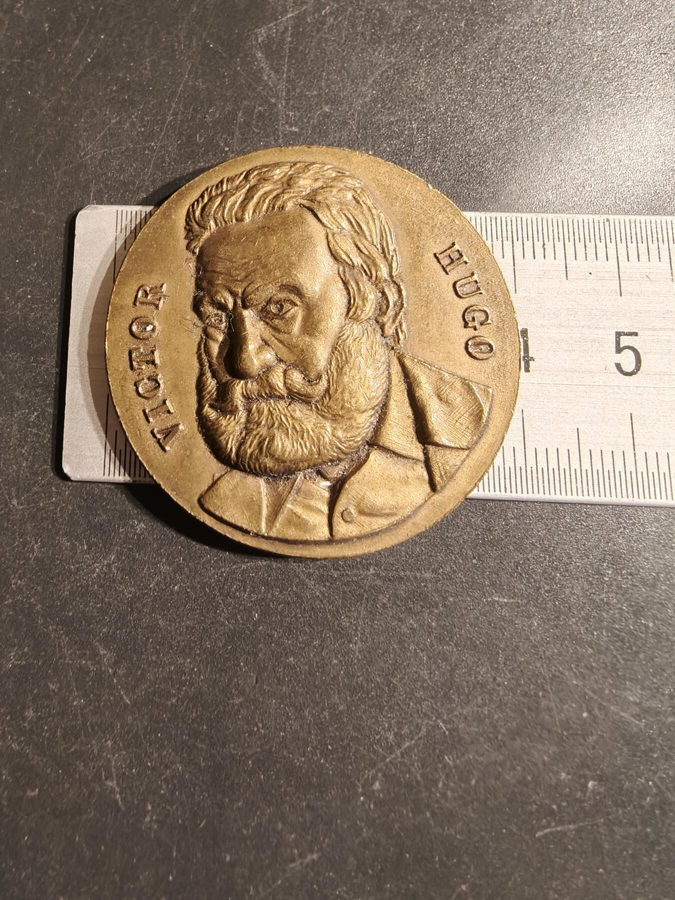 老王徽章第163期 13-15日三场连拍 16日统一发货  13、14日结束后可寄存 法国维克多雨果大铜章     直径39mm.    重量23.5g