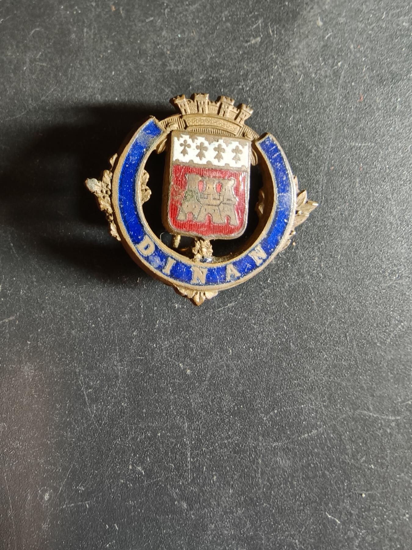 老王徽章第163期 13-15日三场连拍 16日统一发货  13、14日结束后可寄存  法国亚眠市市徽     早期版带珐琅