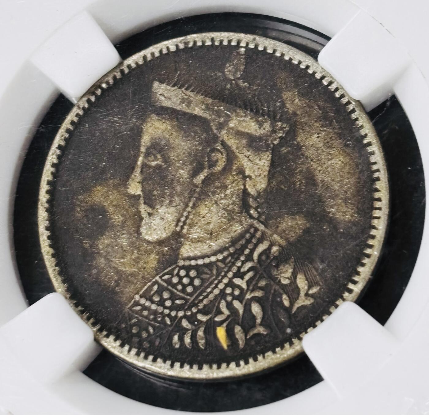 文馨钱币收藏第 281 场，【 长期接收代拍品】银元，银币，套币，纸币专场（本场截拍后休息三天，19 号发货） 早期 BC 评级 XF45 分，现已倒闭，红盒子 四川卢比银币，盒子币售出不退不换