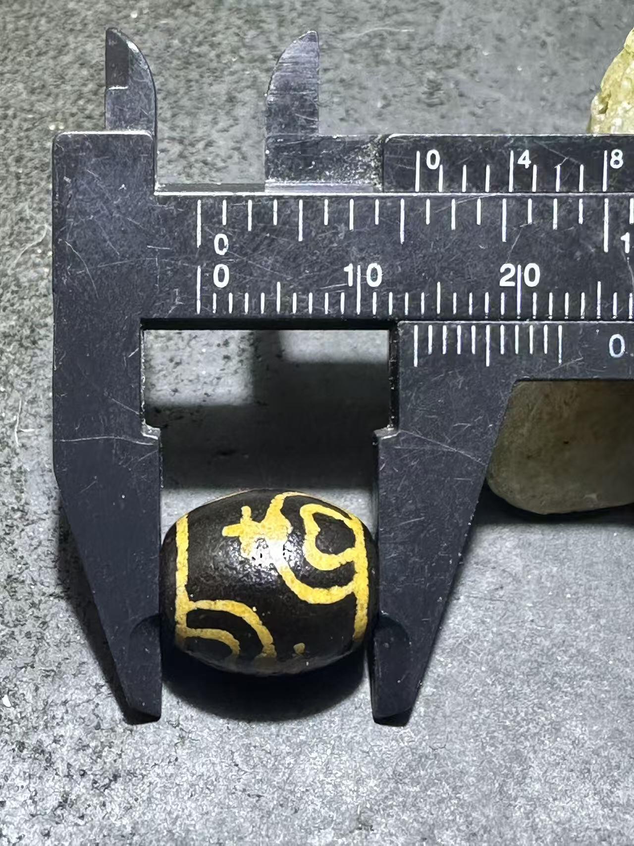 仅此一颗，精品藏传牙黄宝瓶玛瑙天珠一颗。，