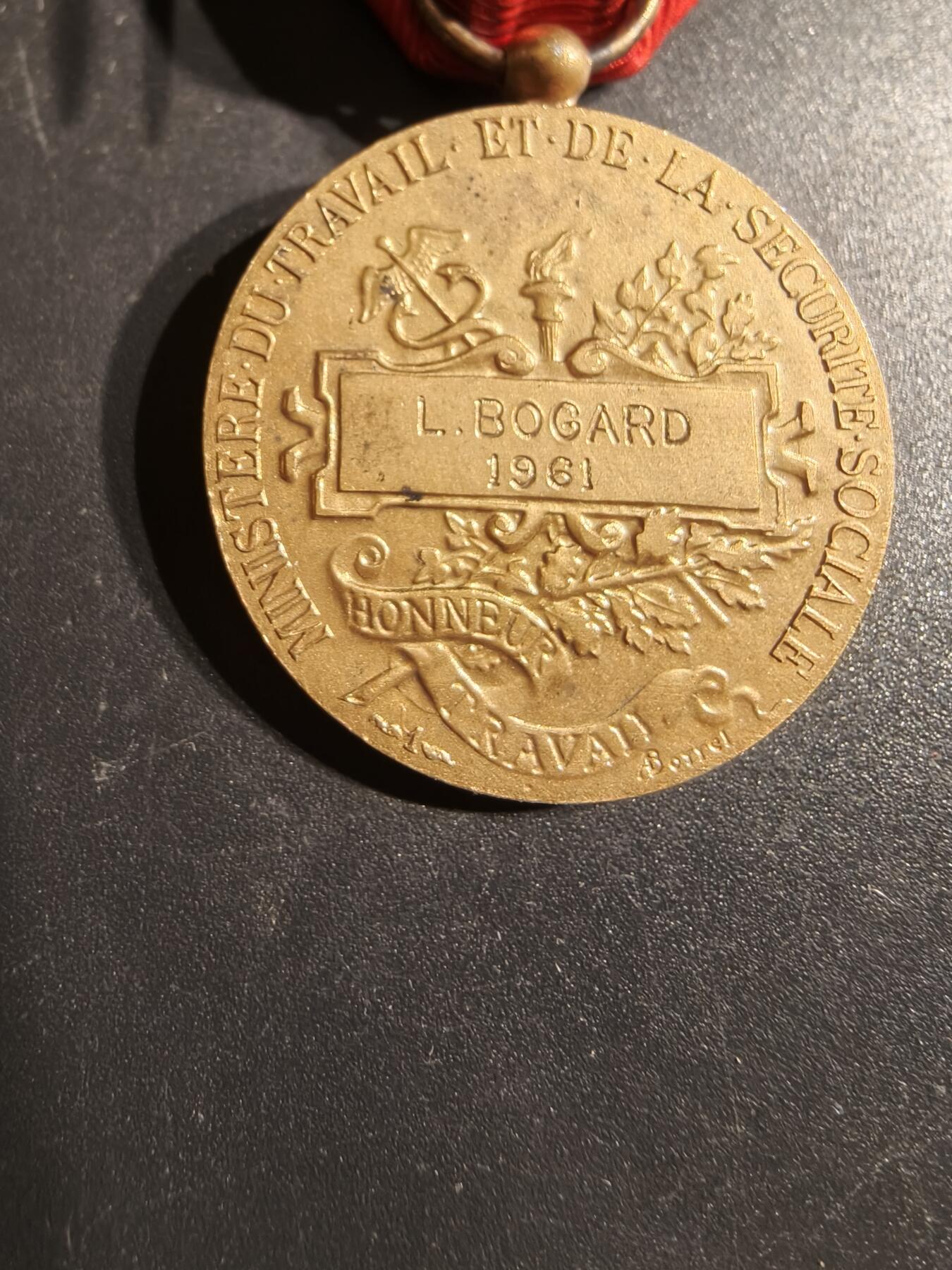 老王徽章第163期 13-15日三场连拍 16日统一发货  13、14日结束后可寄存  法国金级劳工奖章     1961年    950银镀金    13.6g