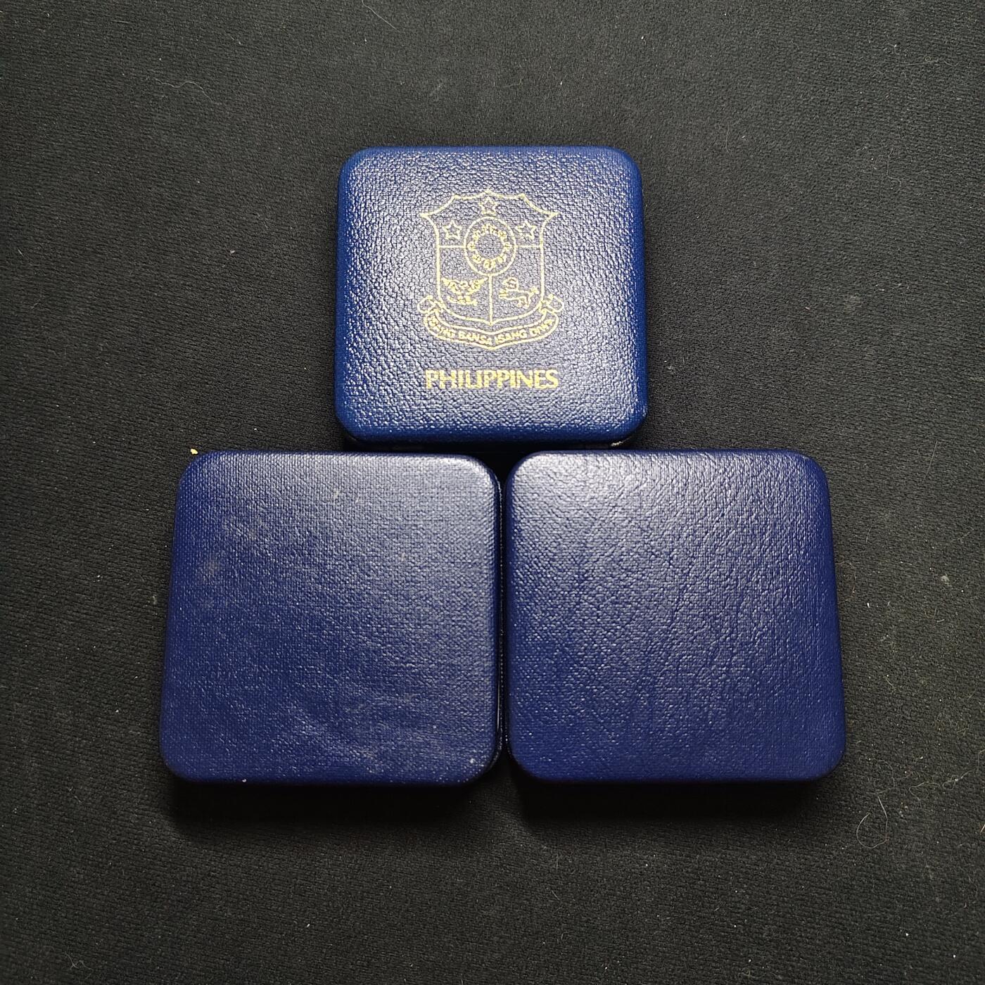 【全场包邮】纯粹捡漏拍477场（免费代拍第14场）调整中 【收藏工具】空盒3个一组-含1983年100比索菲律宾大学成立75周年空盒带证书+英系克朗银币空盒2个