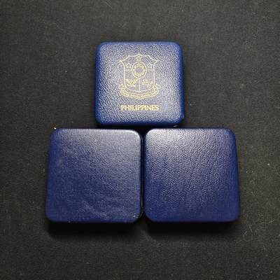 【全场包邮】纯粹捡漏拍477场（免费代拍第14场）调整中 - 【收藏工具】空盒3个一组-含1983年100比索菲律宾大学成立75周年空盒带证书+英系克朗银币空盒2个