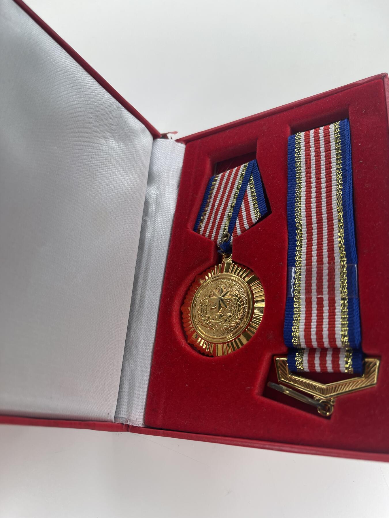 新时代收藏徽章红藏拍卖(第二十八场)  徽章纸品证书杂项 少见 保安三等功奖章 正规奖章 有获得者