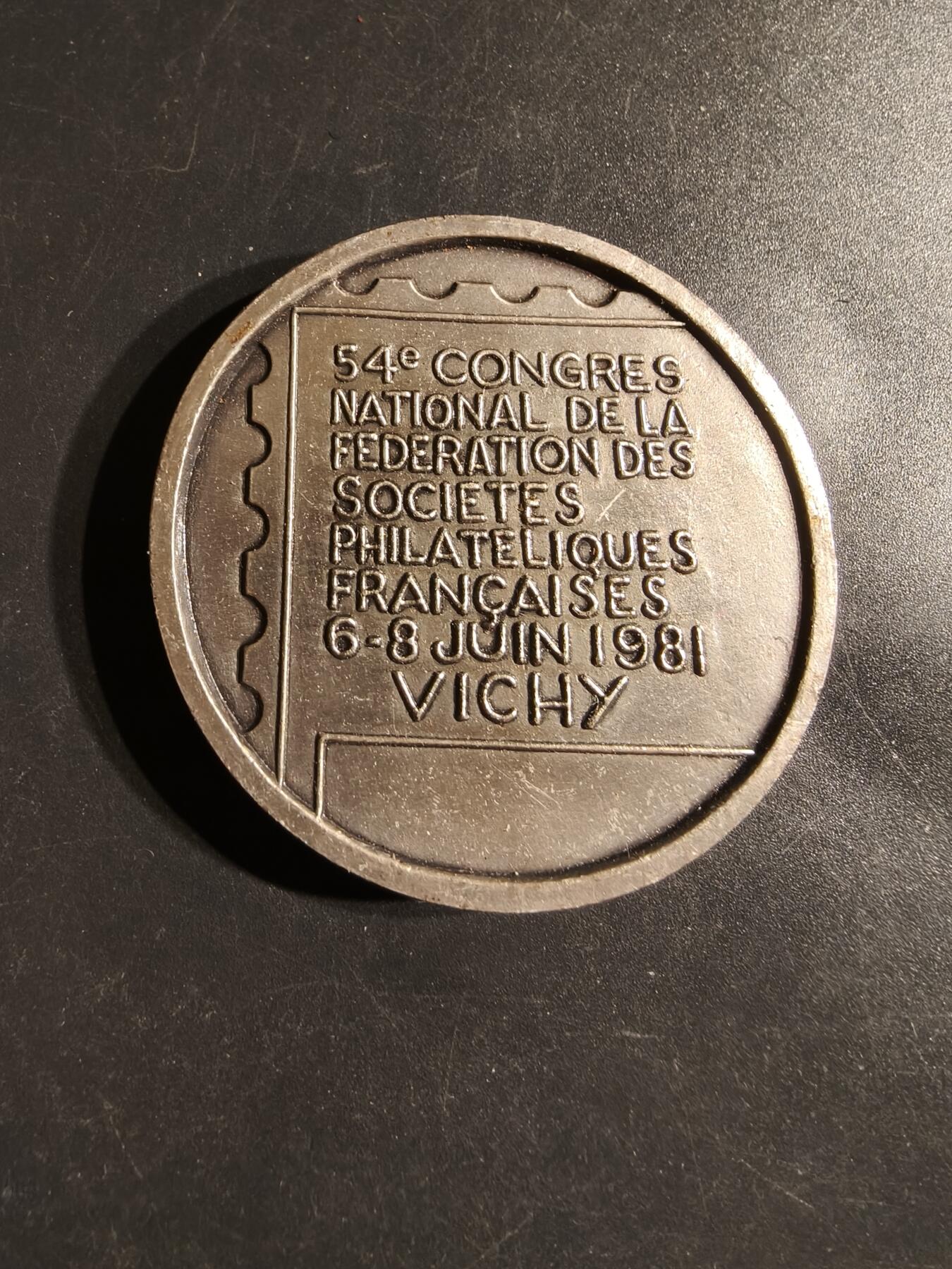 老王徽章第163期 13-15日三场连拍 16日统一发货  13、14日结束后可寄存  法国维希市集邮协会联盟第54届全国代表大会镀银大铜章      直径50mm.    重量76.7g