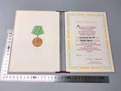 小驴勋章奖章收藏11月15日周六晚五点拍卖（珍爱和平，收藏战争，铭记历史，勿忘国耻，忠党爱国。有偿代拍，送拍规则在简介最后，参拍须阅读规则后再参拍，关系到运费包装发货时效真假辨别等关键信息，拍卖时不再发原图，看大图店主微信码在拍卖店铺介绍里） - 东德内务部服务证书