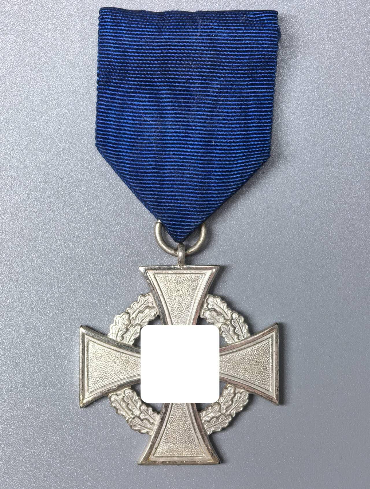 小驴勋章奖章收藏11月15日周六晚五点拍卖（珍爱和平，收藏战争，铭记历史，勿忘国耻，忠党爱国。有偿代拍，送拍规则在简介最后，参拍须阅读规则后再参拍，关系到运费包装发货时效真假辨别等关键信息，拍卖时不再发原图，看大图店主微信码在拍卖店铺介绍里）