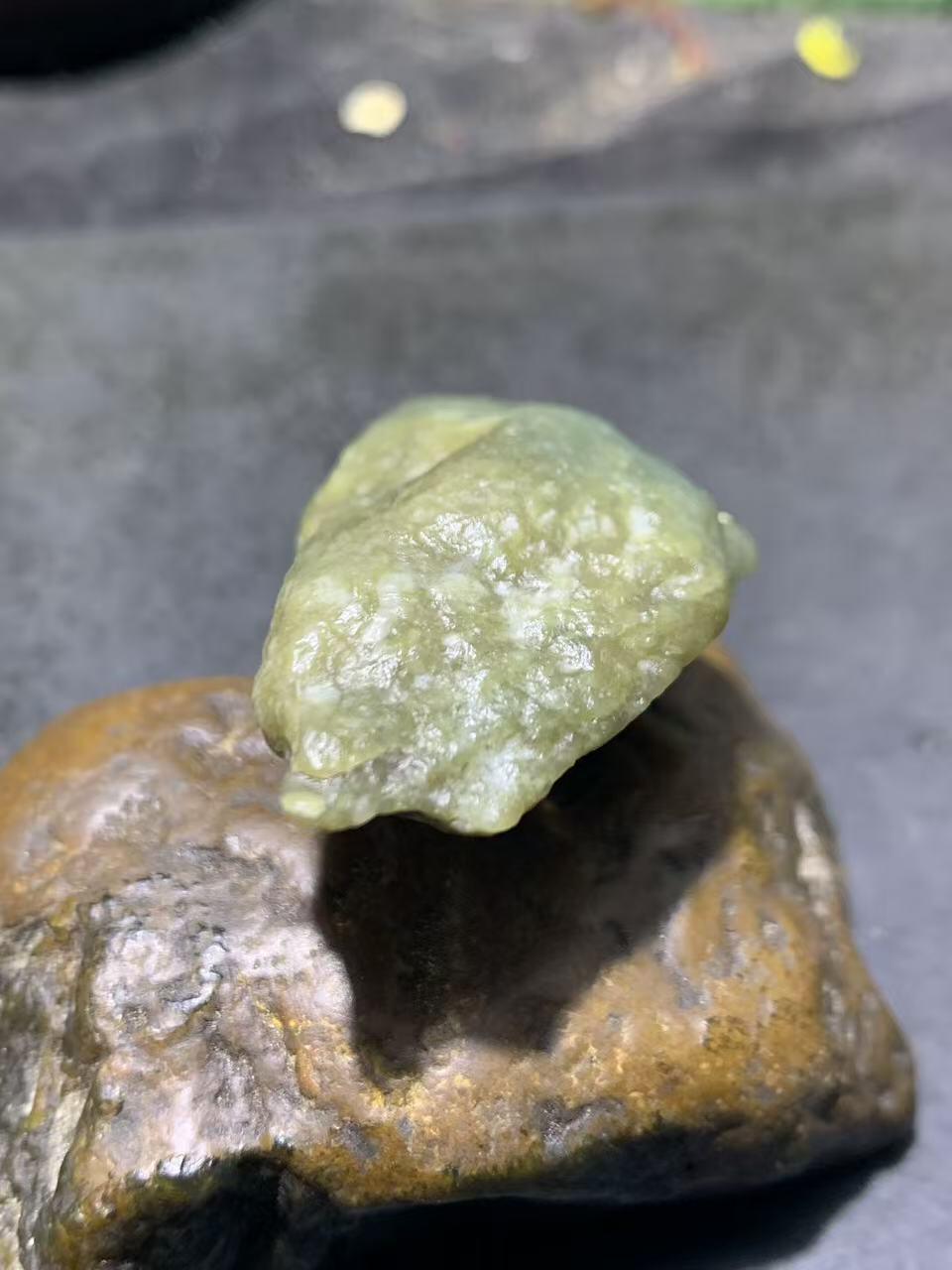 新疆戈壁风化纹和田玉青玉原石一颗，