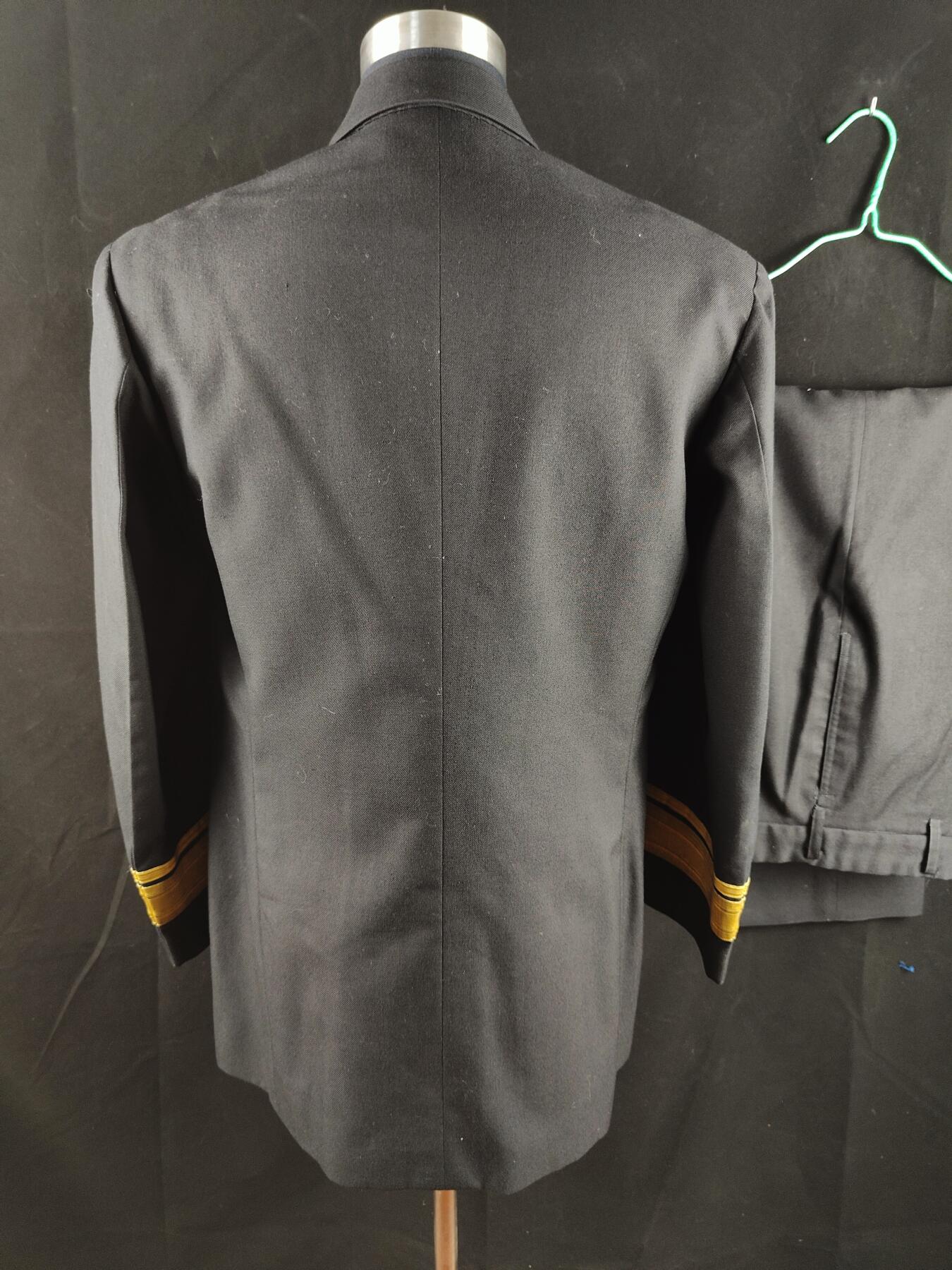 0元起拍勋章 第310期 咸鱼国勋章拍卖专场 11月16日（周日）下午6：00开始 民国早期海军将官 早期刺绣嘉禾 原主第14任漢陽軍艦艦長 錢純志少將 胸围104 肩宽50 衣长78 袖长60腰围80 裤长103