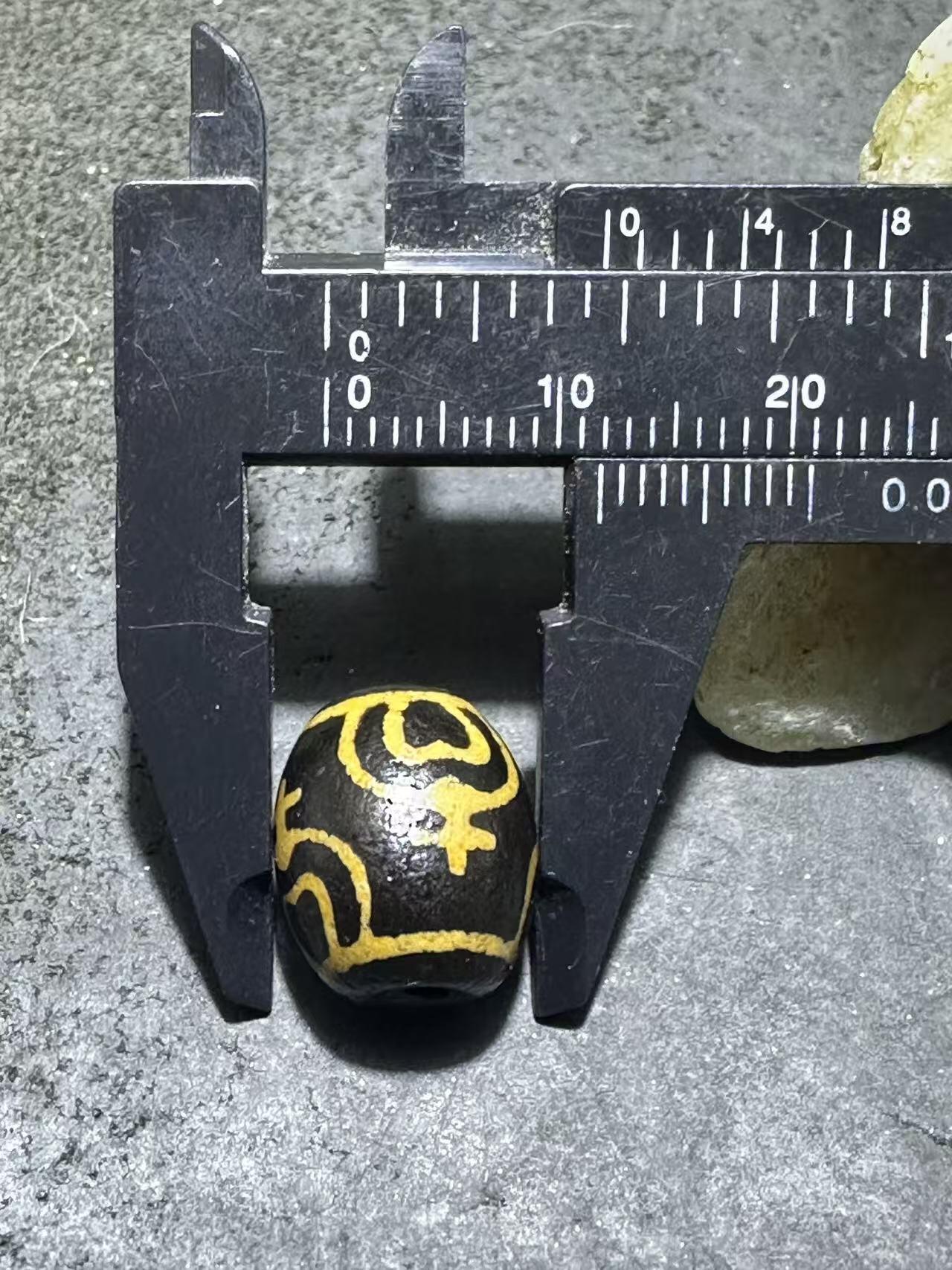 仅此一颗，精品藏传牙黄宝瓶玛瑙天珠一颗。，