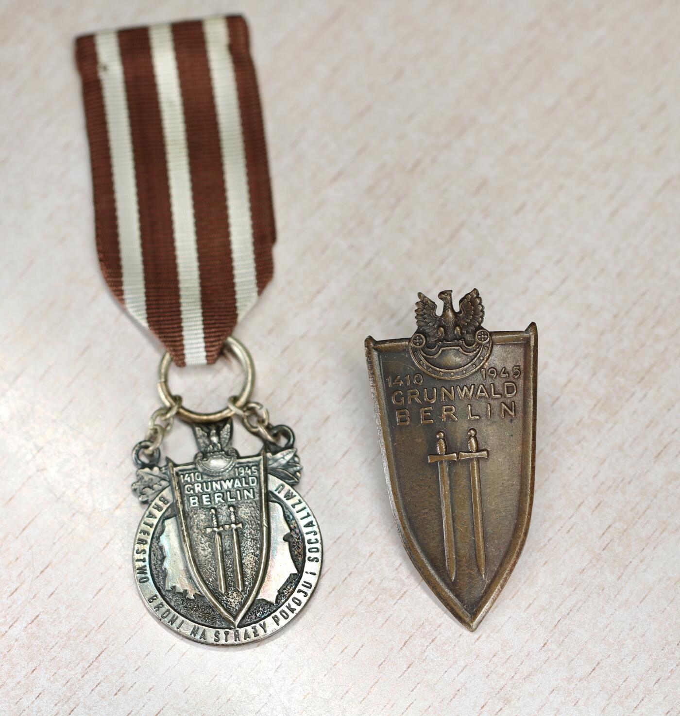 大猫徽章拍卖 第282期 波兰兄弟连勋章，多授予外国在波参战或加入波的国际友人带红白条纹绶带，1945年柏林战役格伦瓦尔德纪念章，铜质盾形徽章，正面刻有双头鹰和GRUNWALD BERLIN字样