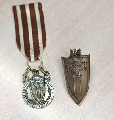 大猫徽章拍卖 第282期 - 波兰兄弟连勋章，多授予外国在波参战或加入波的国际友人带红白条纹绶带，1945年柏林战役格伦瓦尔德纪念章，铜质盾形徽章，正面刻有双头鹰和GRUNWALD BERLIN字样