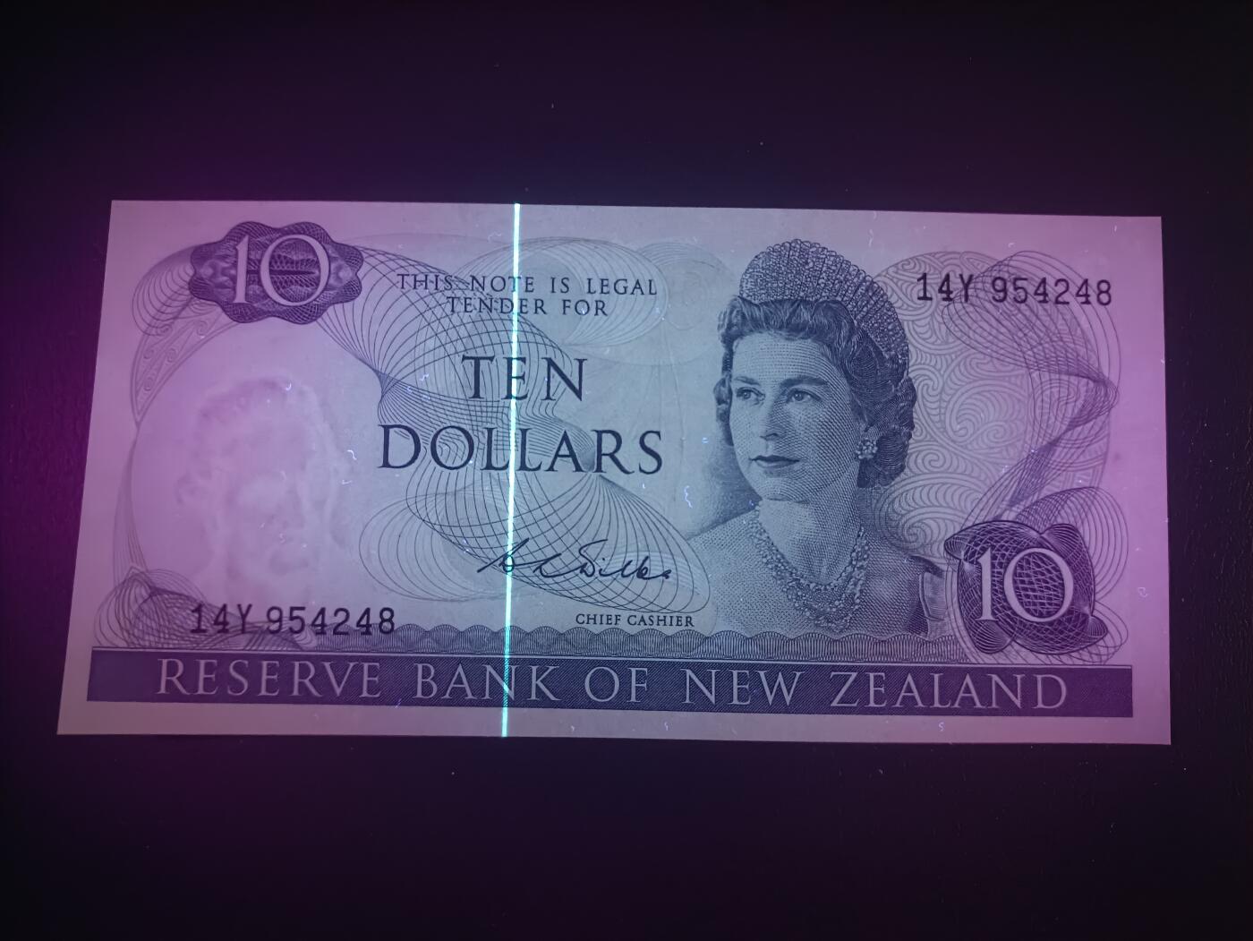 2025十一月第四期，总202期 新西兰1975版10元UNC-，珍珠冠女王和食肉鹦鹉，少见品种