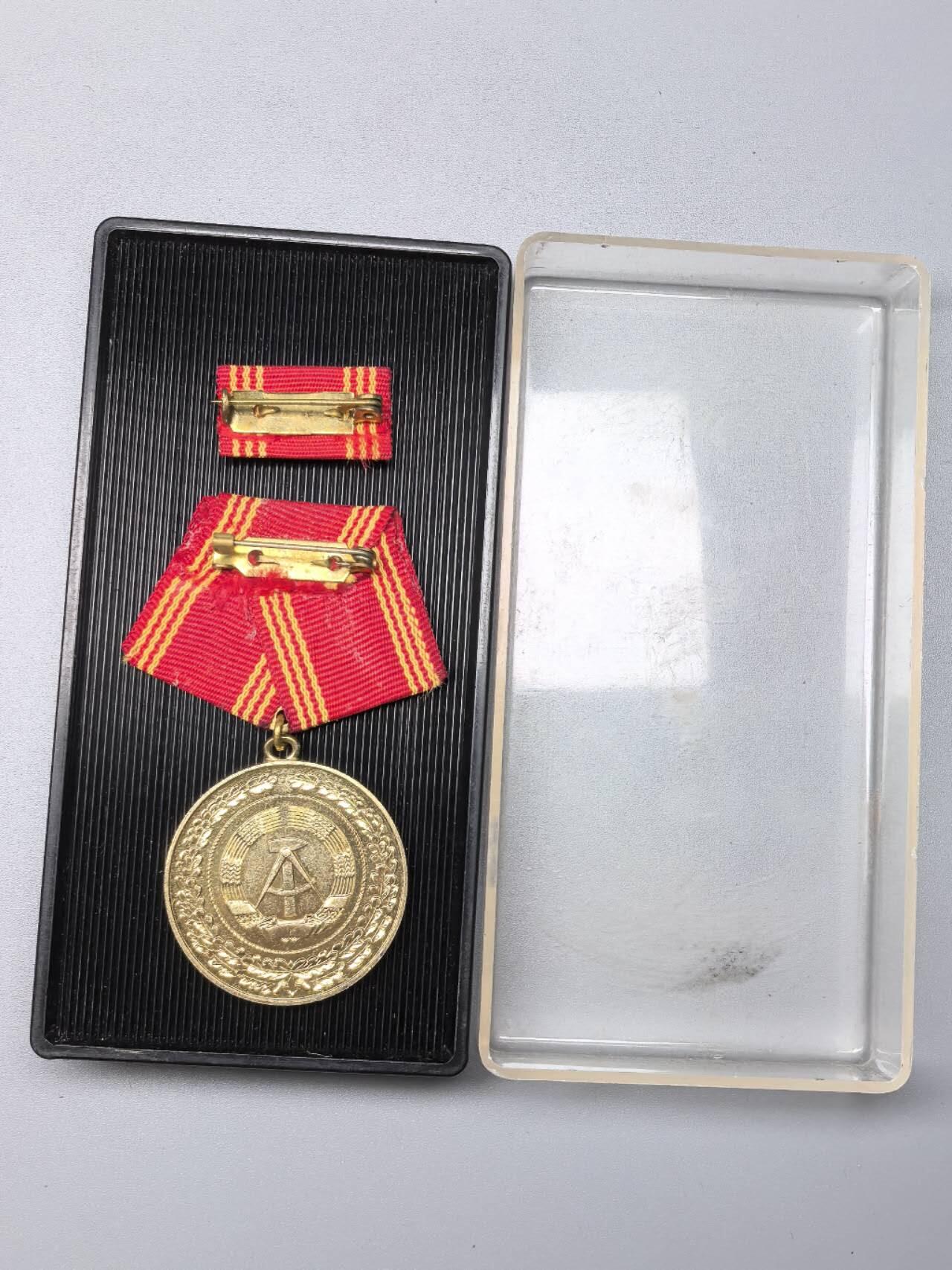 小驴勋章奖章收藏11月15日周六晚五点拍卖（珍爱和平，收藏战争，铭记历史，勿忘国耻，忠党爱国。有偿代拍，送拍规则在简介最后，参拍须阅读规则后再参拍，关系到运费包装发货时效真假辨别等关键信息，拍卖时不再发原图，看大图店主微信码在拍卖店铺介绍里）