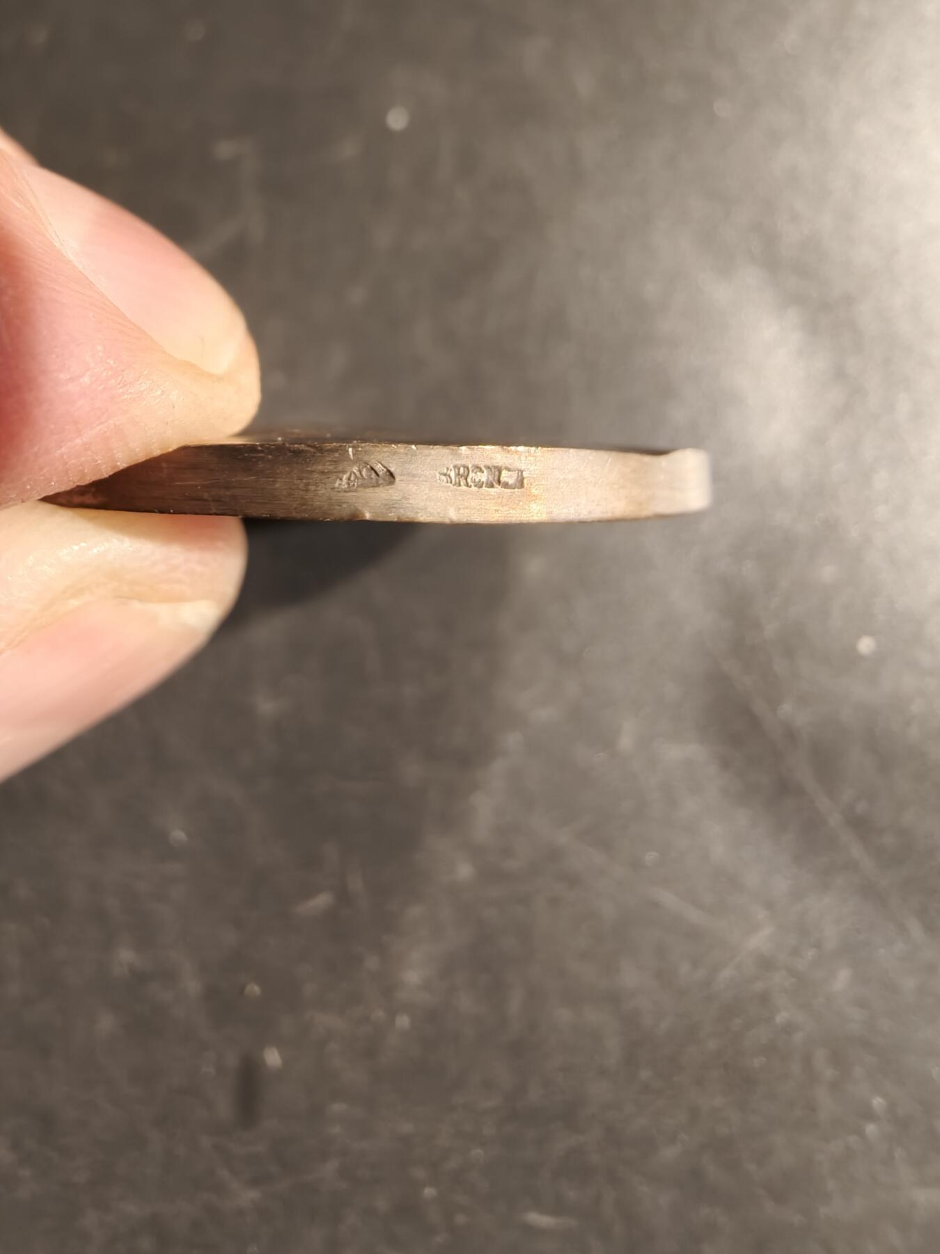 老王徽章第163期 13-15日三场连拍 16日统一发货  13、14日结束后可寄存  法国戎装玛丽安娜镀银大铜章    直径36mm.   重量20.1g