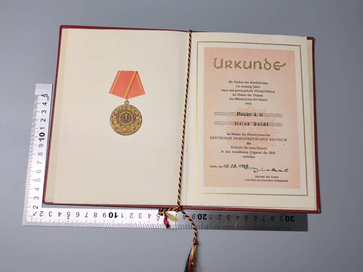 小驴勋章奖章收藏11月15日周六晚五点拍卖（珍爱和平，收藏战争，铭记历史，勿忘国耻，忠党爱国。有偿代拍，送拍规则在简介最后，参拍须阅读规则后再参拍，关系到运费包装发货时效真假辨别等关键信息，拍卖时不再发原图，看大图店主微信码在拍卖店铺介绍里）