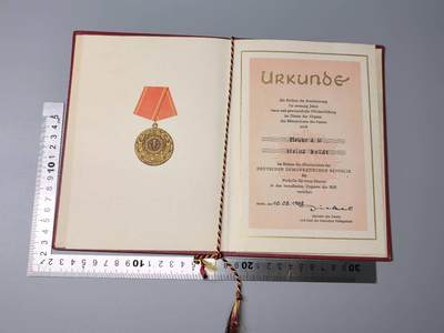 小驴勋章奖章收藏11月15日周六晚五点拍卖（珍爱和平，收藏战争，铭记历史，勿忘国耻，忠党爱国。有偿代拍，送拍规则在简介最后，参拍须阅读规则后再参拍，关系到运费包装发货时效真假辨别等关键信息，拍卖时不再发原图，看大图店主微信码在拍卖店铺介绍里） - 东德忠诚服役20年证书