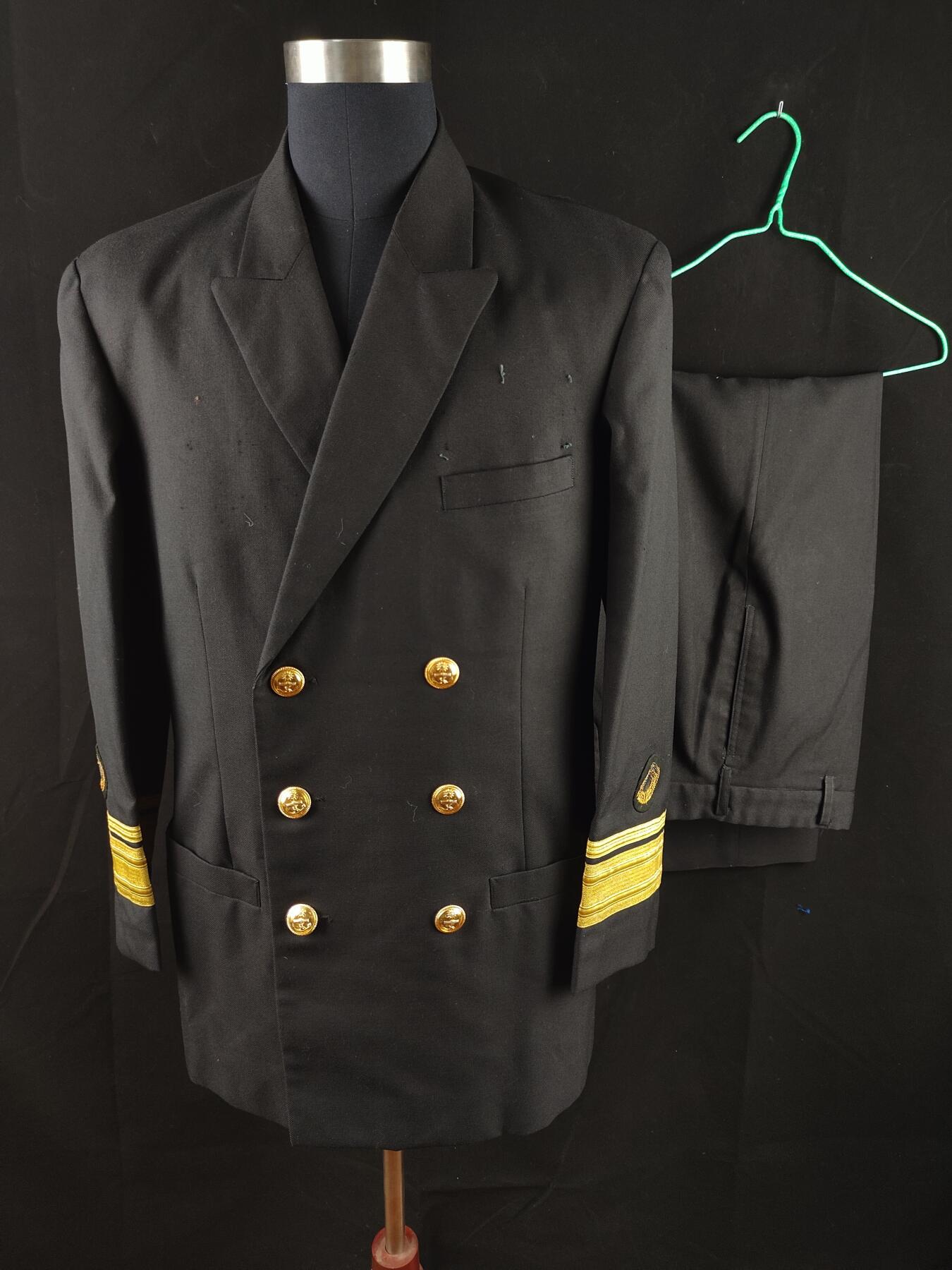 0元起拍勋章 第310期 咸鱼国勋章拍卖专场 11月16日（周日）下午6：00开始 民国早期海军将官 早期刺绣嘉禾 原主第14任漢陽軍艦艦長 錢純志少將 胸围104 肩宽50 衣长78 袖长60腰围80 裤长103